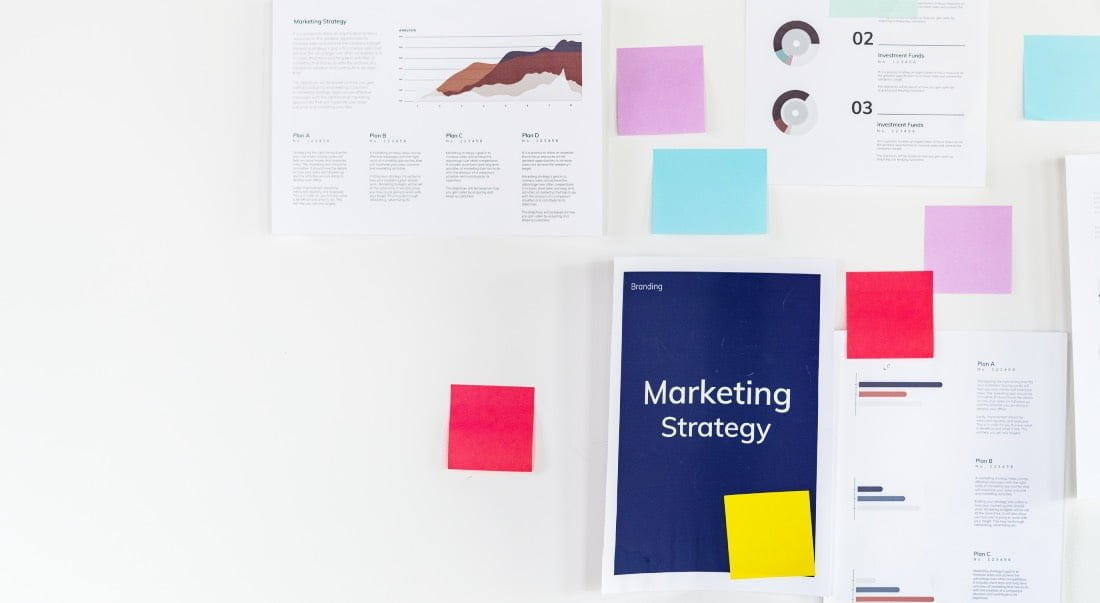 B2B Marketing Strategie PlÃ¤ne an der Wand