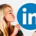 Eine Marketing Managerin hÃ¤lt LinkedIn Ads icon fÃ¼r ABM Kampagne